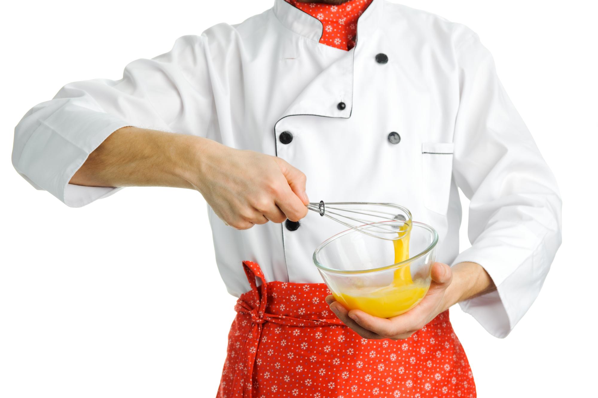 Dettaglio mani dello chef durante la preparazione